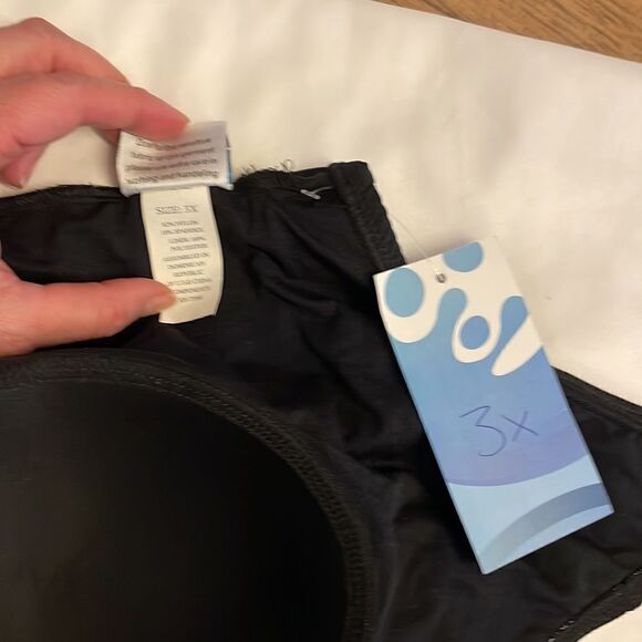 UNDER COVER WATER WEAR BLACK BIKINI TOP.  NO UNDERWIRE.   NICELY PADDED … - Picture 3 of 5